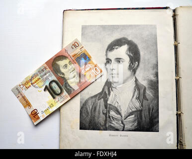 Note de dix livres avec portrait de Robert Burns située au-dessus d'un portrait de lui dans un vieux livre illustré. Banque D'Images