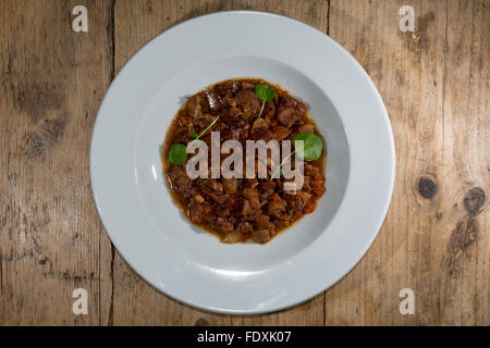 Plat classique français (champignons, bœuf et légumes, présentés sur une assiette blanche, d'en haut Banque D'Images