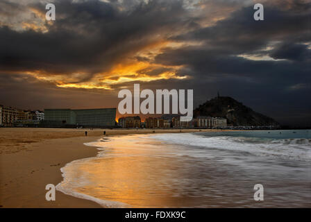 Coucher de soleil à Playa de gros (ou Playa de La Zurriola). Donostia - San Sebastian, Pays Basque, Espagne. Banque D'Images