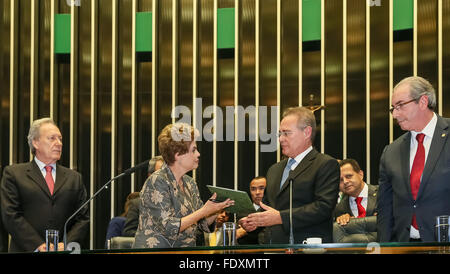 Brasilia, Brésil. Feb, 2016 2. Image fournie par la présidence du Brésil montre le président brésilien, Dilma Rousseff (2e L), inaugurant la 2ème session législative ordinaire de la 55e législature du Congrès national, accompagné par les Présidents du Sénat, Renan Calheiros (2e R) et de la Chambre des députés, Eduardo Cunha (1e R), à Brasilia, Brésil, le 2 février 2016. © Présidence du Brésil/Xinhua/Alamy Live News Banque D'Images