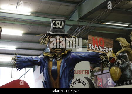 Mainz, Allemagne. 09Th Feb 2016. Un épouvantail est représenté, soit la politique du parti CSU bavaroise d'essayer de réduire les réfugiés qui arrivent en Allemagne. Les flotteurs qui prendront part à la Rose Parade 2016 lundi à Mayence ont été présentées à la presse. La Rose parade lundi à Mayence est le point culminant de la rue carnaval de Mayence. Crédit : Michael Debets/Pacific Press/Alamy Live News Banque D'Images