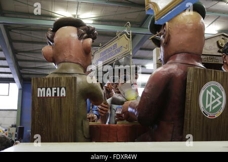 Mainz, Allemagne. 09Th Feb 2016. L'Association allemande de football est représenté d'assise à la Stammtisch de l'honorable société, de concert avec la mafia et les banques. Les flotteurs qui prendront part à la Rose Parade 2016 lundi à Mayence ont été présentées à la presse. La Rose parade lundi à Mayence est le point culminant de la rue carnaval de Mayence. Crédit : Michael Debets/Pacific Press/Alamy Live News Banque D'Images