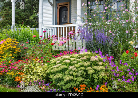 Bass Harbor, Maine : été Chalet jardin et terrasse couverte. Jardin de fleurs Banque D'Images