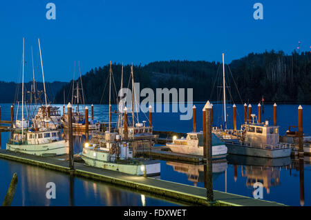 Les bateaux de pêche à quai sur la rivière Siuslaw, dans la vieille ville de Florence, sur la côte de l'Oregon. Banque D'Images