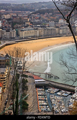 Vue sur plage de La Concha (Playa de la Concha) depuis le mont Urgull. Donostia - San Sebastian, Pays Basque, Espagne. Banque D'Images