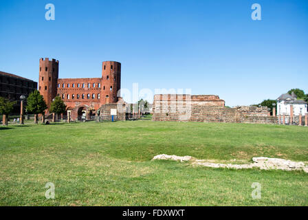 La Porte Palatine, avec un plan de la ville romaine murs (Turin, Italie) Banque D'Images