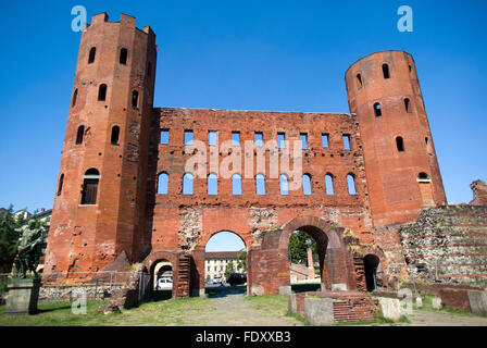 Les vestiges de l'ancienne porte romaine à Turin, Italie Banque D'Images