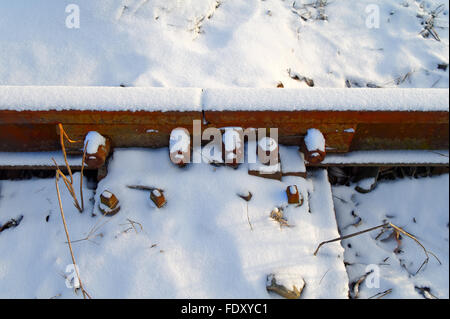 Gros plan du fer rouillé couvert de neige connexion rails Banque D'Images