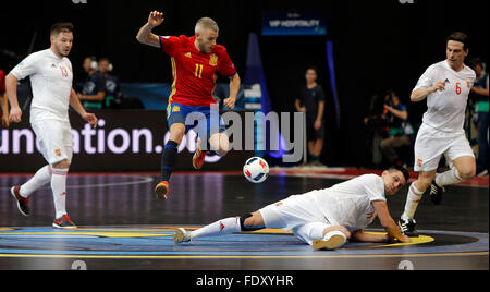 Belgrade. Feb, 2016 2. Miguelin de l'Espagne (2e L) rivalise avec la Hongrie Zoltan Droth (2e R) au cours de l'UEFA Euro 2016 futsal Championnat match entre l'Espagne et la Hongrie à Belgrade le 2 février 2016. L'Espagne a gagné 5-2. Credit : Predrag Milosavljevic/Xinhua/Alamy Live News Banque D'Images