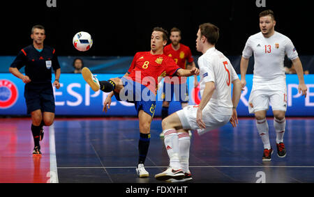 Belgrade. Feb, 2016 2. Lin de l'Espagne (L) rivalise avec la Hongrie, Richard David (2e R) au cours de l'UEFA Euro 2016 futsal Championnat match entre l'Espagne et la Hongrie à Belgrade le 2 février 2016. L'Espagne a gagné 5-2. Credit : Predrag Milosavljevic/Xinhua/Alamy Live News Banque D'Images