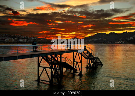 Coucher du soleil à Donostia - San Sebastian, Pays Basque, Espagne. Dans l'arrière-plan à droite, Monte Igueldo. Banque D'Images