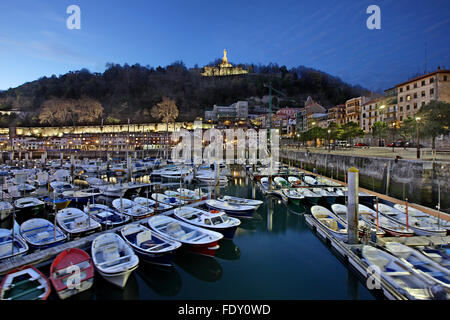 Le pittoresque port de Donostia - San Sebastian, dans le 'shadow' du Mont Urgull. Pays Basque, Espagne. Banque D'Images