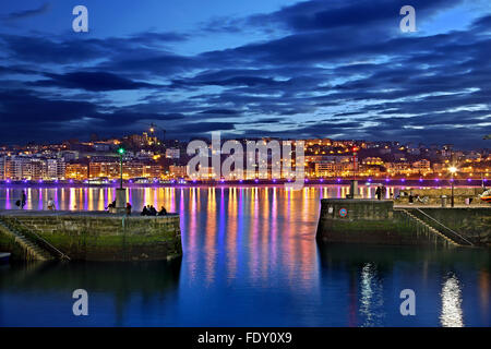 Vue de la nuit de Donostia - San Sebastian de son port pittoresque. Pays Basque, Espagne. Banque D'Images