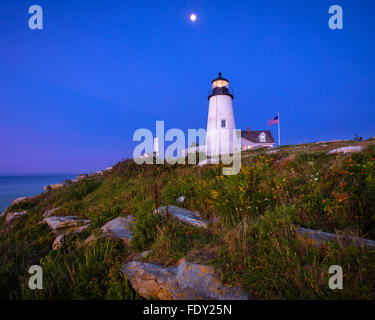 Le Comté de Lincoln, moi : Pemaquid Point Lighthouse (1835) dans à l'aube avec moon. Banque D'Images