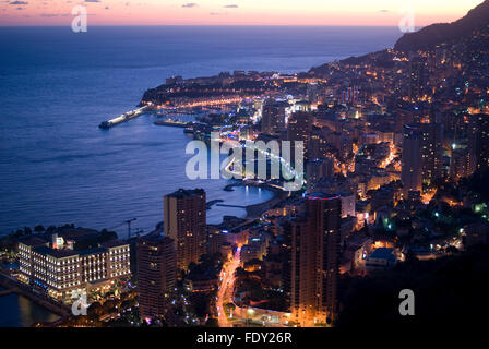 Par crépuscule, Monaco robe avec des couleurs éphémères, entre le rose du coucher de soleil et le bleu de la mer Banque D'Images