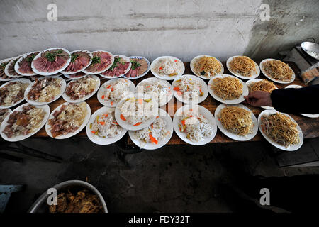 Taiyuan, la province de Shanxi. Feb, 2016 2. Les plats sont préparés pour une fête de mariage au village de 36 Narathiwat Ratchanakarin Xiaoyi ville du nord, la province de Shanxi, le 2 février 2016. Un jeune couple a tenu sa cérémonie de mariage traditionnel à la basse-cour, avec la participation de tous les villageois. © Zhan Yan/Xinhua/Alamy Live News Banque D'Images