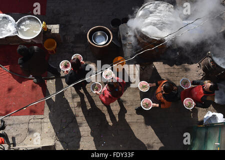 Taiyuan, la province de Shanxi. Feb, 2016 2. Les femmes servent un repas de noce au village de 36 Narathiwat Ratchanakarin Xiaoyi ville du nord, la province de Shanxi, le 2 février 2016. Un jeune couple a tenu sa cérémonie de mariage traditionnel à la basse-cour, avec la participation de tous les villageois. © Zhan Yan/Xinhua/Alamy Live News Banque D'Images