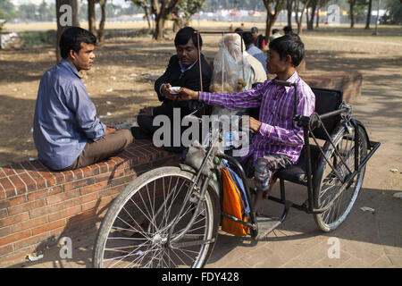 Dhaka, Bangladesh. Feb, 2016 2. DHAKA, BANGLADESH - 02 février : Mohammad Shahjahan 30 typhoïde un boiteux sellign nourriture dans un parc à Dhaka, Bangladesh, 02 février 2016.Shahjahan a subi la typhoïde lorsqu'il était âgé de 2 ans et perd ses jambes. Maintenant il survivre en vendant des aliments sur park et street.La fièvre typhoïde est une cause majeure de la maladie dans la plupart des pays en développement, y compris le Bangladesh. Une estimation récente révèle que 22 millions de nouveaux cas de typhoïde surviennent chaque année dans le monde, avec environ 200 000 de ces entraînant la mort. Le Bangladesh est situé dans une région où la fièvre typhoïde est fortement endemi Banque D'Images