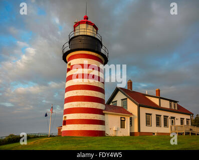 Lubec, Maine : West Quoddy Head Light compensation avec les nuages de tempête Banque D'Images