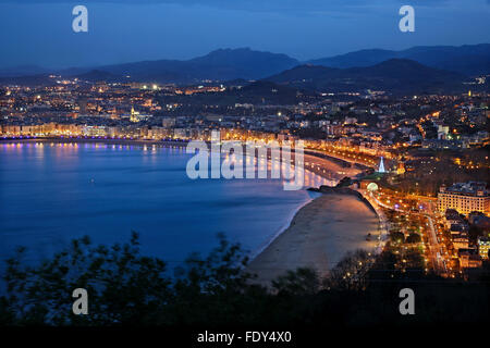 Vue panoramique vue de la nuit de Donostia-San Sebastian, de Monte Igueldo. Pays Basque, Espagne. Banque D'Images