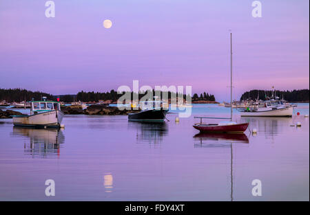 Stonington, moi : lever de la Lune reflétée dans Sitestonington Harbour au crépuscule Banque D'Images