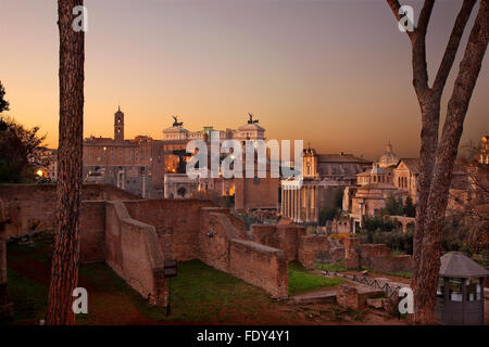 Face à l'ancien Forum romain autour de coucher de soleil, Rome, Italie Banque D'Images