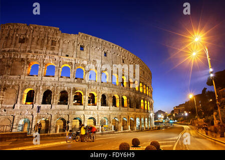 Vue de nuit sur le Colisée également connu sous le nom de l'amphithéâtre Flavien, Rome, Italie Banque D'Images