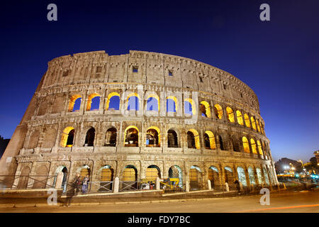 Vue de nuit sur le Colisée également connu sous le nom de l'amphithéâtre Flavien, Rome, Italie Banque D'Images