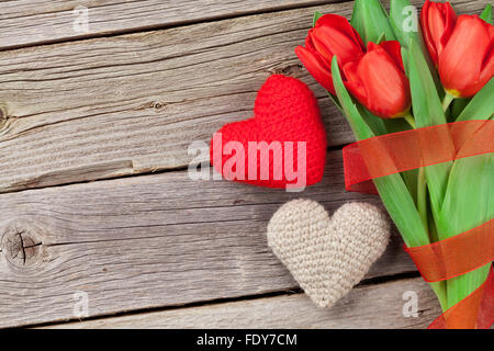 Tulipes rouges et de la Saint-Valentin coeur sur table en bois. Top View with copy space Banque D'Images