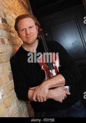 Le violoniste britannique Daniel Hope pose à Berlin, Allemagne, 26 janvier 2016. L'espoir a dédié un album de Yehudi Menuhin à l'occasion du 100e anniversaire de l'anniversaire de Menuhin. Photo : BRITTA PEDERSEN/dpa Banque D'Images