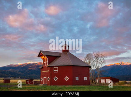 Wallowa Comté, ou de la grange octogonale : Triple Creek Ranch au lever du soleil ; Wallowa Valley avec les montagnes Wallowa isolation partiellechauffage dans l Banque D'Images