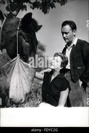 1962 - un cheval pour un partenaire : Raymond Pellegrin, acteur français, jeune et belle Gisèle Pascal, avoir un partenaire habituel : un cheval dans le nouveau film ''Le Feu dans la peau'' (le feu sous la peau) dans les décisions maintenant près de Nice, Côte d'Azur. © Keystone Photos USA/ZUMAPRESS.com/Alamy Live News Banque D'Images