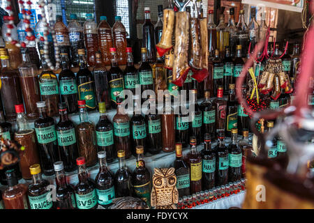 Bouteilles d'extraits de plantes et de la médecine au Shaman's Alley également connu sous le nom de sorcier's Alley dans belen market iquitos en Amazonie du Pérou Banque D'Images