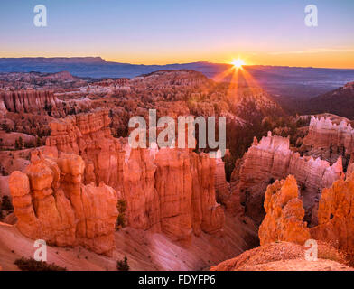 Le Parc National de Bryce Canyon, UT : Lever du Soleil à l'Amphithéâtre de Bryce Canyon Point de l'aube Banque D'Images