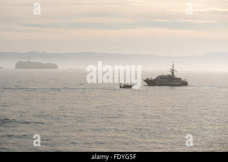 SANTANDER, ESPAGNE - 26 janvier 2016 : Guardia Civl bateau de patrouille dans le golfe de Gascogne, au large de la côte de Santander Banque D'Images