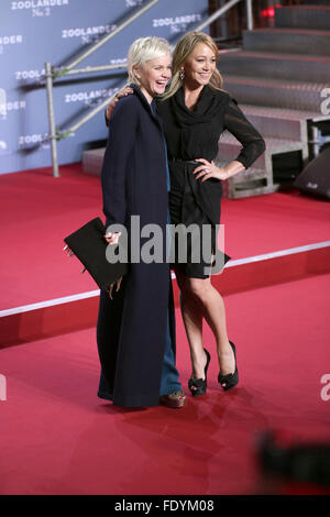 Berlin, Allemagne. 09Th Feb 2016. Chirurgien plastique Barbara Sturm (L) et de l'actrice Christine Taylor nous arrivent pour la première allemande du film 'Zoolander n°2' à Berlin, Allemagne, 02 février 2016. Le film arrive dans les salles allemandes le 18 février 2016. Photo : JOERG CARSTENSEN/dpa/Alamy Live News Banque D'Images