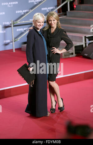 Berlin, Allemagne. 09Th Feb 2016. Chirurgien plastique Barbara Sturm (L) et de l'actrice Christine Taylor nous arrivent pour la première allemande du film 'Zoolander n°2' à Berlin, Allemagne, 02 février 2016. Le film arrive dans les salles allemandes le 18 février 2016. Photo : JOERG CARSTENSEN/dpa/Alamy Live News Banque D'Images