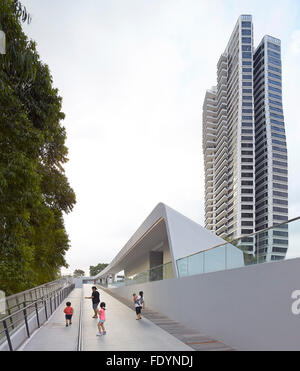 L'espace de circulation et les rampes d'accès au niveau du sol. d'Leedon Singapour, Singapour, Singapour. Architecte : Zaha Hadid Architects, 2015. Banque D'Images