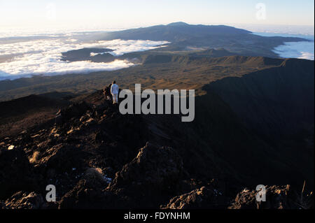 Les grimpeurs en ordre décroissant de sommet de Piton des Neiges, plus haut Mtn. sur l'île de La Réunion, France Banque D'Images