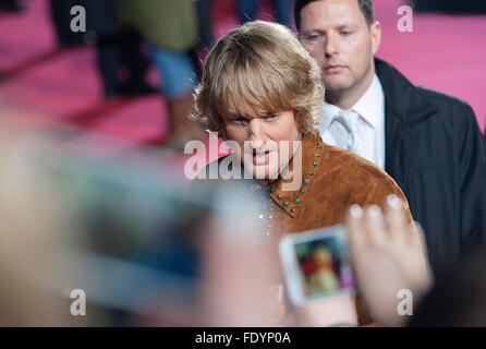 Berlin, Allemagne. 09Th Feb 2016. L'acteur américain Owen Wilson, signe des autographes à la première allemande du film 'Zoolander n°2' à Berlin, Allemagne, 02 février 2016. Le film arrive dans les salles allemandes le 18 février 2016. Photo : Paul Zinken/dpa/Alamy Live News Banque D'Images