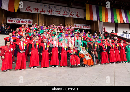 Les lutteurs de sumo et célébrités poser pour les caméras avec des invités lors d'un festival Setsubun au Naritasan Shinshoji Temple le 3 février 2016, à Chiba, Japon. Setsubun est un festival japonais annuelle célébrée le 3 février et marque le jour avant le début du printemps. Jeter des célébrations de soja (connu comme mamemaki) hors de la maison pour protéger contre les mauvais esprits et à la Chambre pour inviter la bonne fortune. Dans de nombreuses familles japonaises un membre va porter un masque ogre tandis que d'autres fèves jeter à lui. La célébration à Naritasan Shinshoji Temple est l'un des plus grands de J Banque D'Images