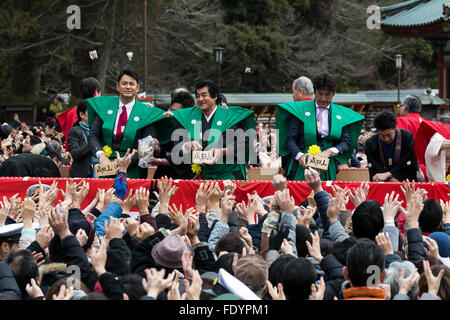 (L à R) acteurs japonais Takahiro Fujimoto, Hiroshi Fujioka et Masao Kusakari jeter haricots pendant un festival Setsubun au Naritasan Shinshoji Temple le 3 février 2016, à Chiba, Japon. Setsubun est un festival japonais annuelle célébrée le 3 février et marque le jour avant le début du printemps. Jeter des célébrations de soja (connu comme mamemaki) hors de la maison pour protéger contre les mauvais esprits et à la Chambre pour inviter la bonne fortune. Dans de nombreuses familles japonaises un membre va porter un masque ogre tandis que d'autres fèves jeter à lui. La célébration à Naritasan Shinshoji Temple Banque D'Images