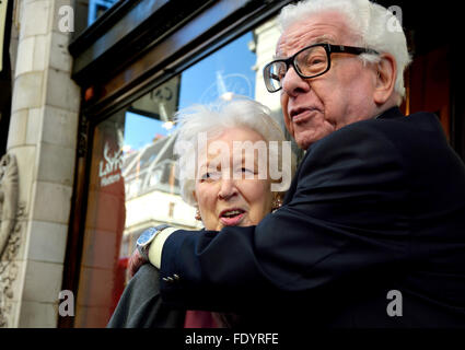 Barry Cryer et June Whitfield en dehors de l'ancien de l'année, Simpsons, The Strand, London 2e Feb 2016 Banque D'Images