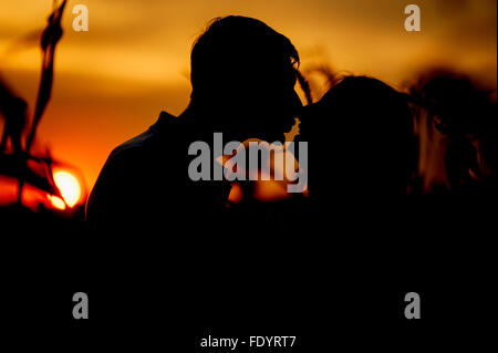 Mariés s'embrasser silhouette sur leur histoire d'amour photoset Banque D'Images