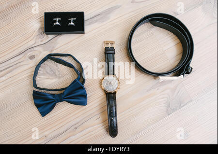 Groom wedding courroie d'accessoires, montres, boutons de manchette et Bow Tie Banque D'Images
