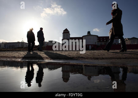 Rügen, Allemagne, Silhouette, les gens à pied sur la plage en face de l'hôtel Kurhaus Binz dans le long Banque D'Images