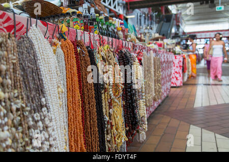 Colliers de coquillages en marche de Pape'ete (Pape'ete marché), Pape'ete, Tahiti, Polynésie Française Banque D'Images