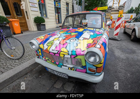 Peint de couleurs vives, un moteur Trabant voiture garée à Berlin, Allemagne. Banque D'Images