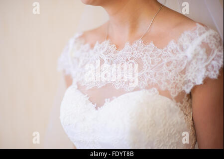 La ligne de cou d'une femme le jour de son mariage. Banque D'Images