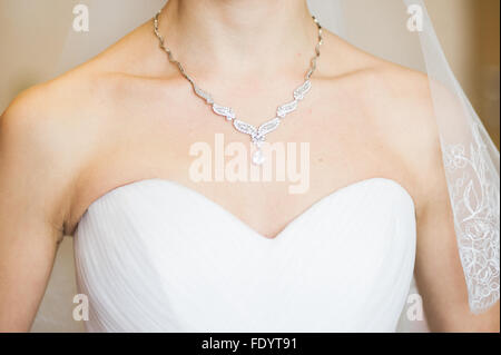 La ligne de cou d'une femme le jour de son mariage. Banque D'Images